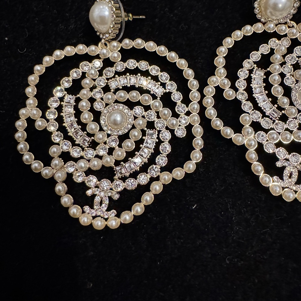 CHANEL Elegant Pearl and Gold Swirl Earrings - Picture 3 of 6